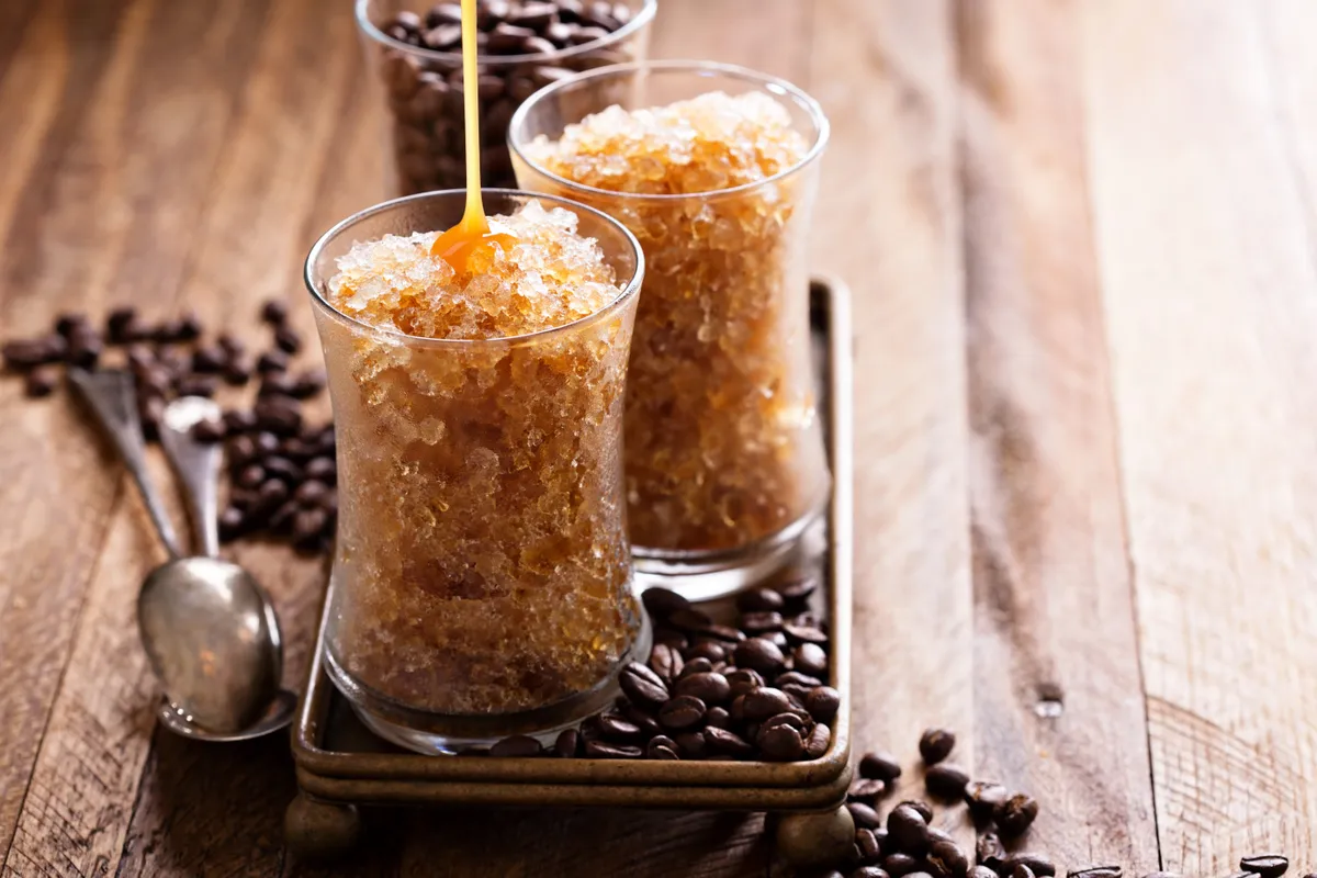 Házi fagylalt recept: Jeges kávés granita kávébabokkal megszórt tálalóedényen