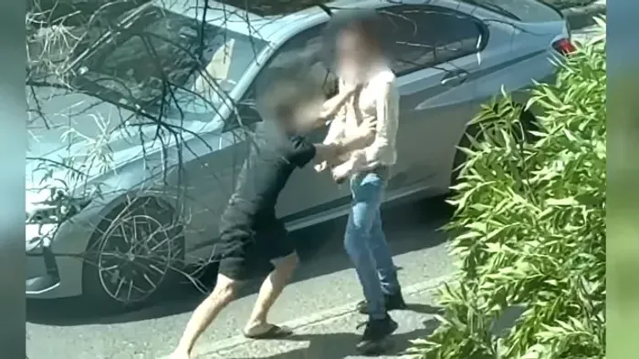 Videón! Ököllel érvelt a közlekedési vitában, elkapták