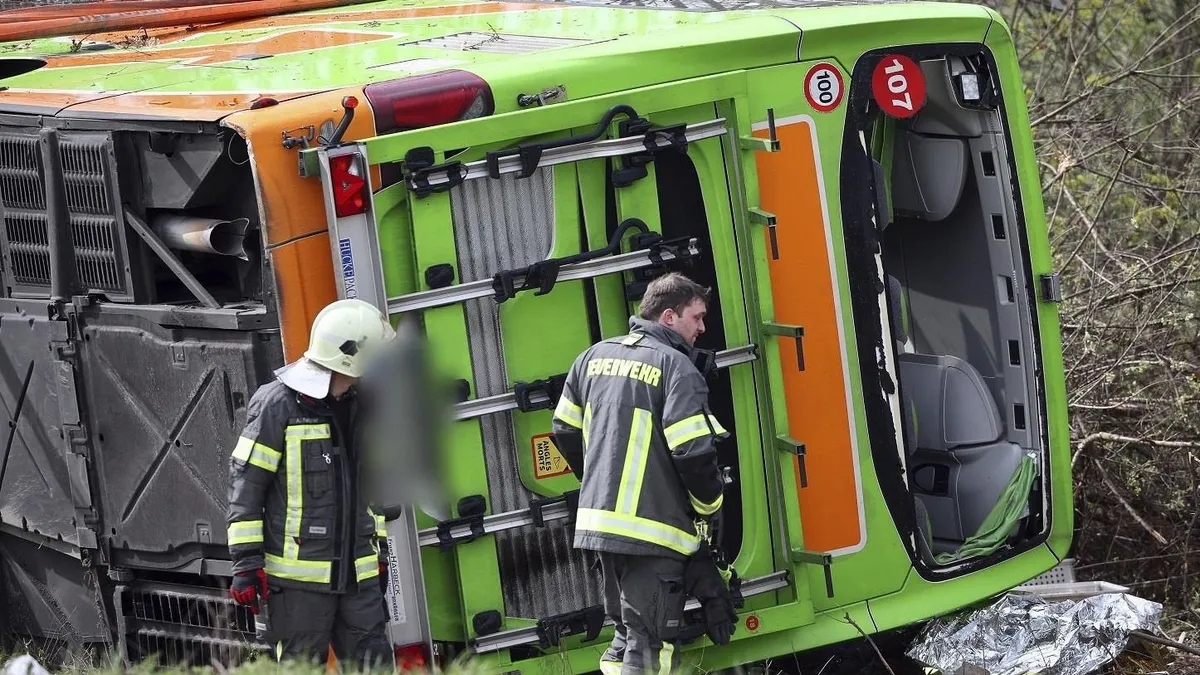 Szörnyű baleset: több tucat iskolás diákkal borult fel a busz - videóval