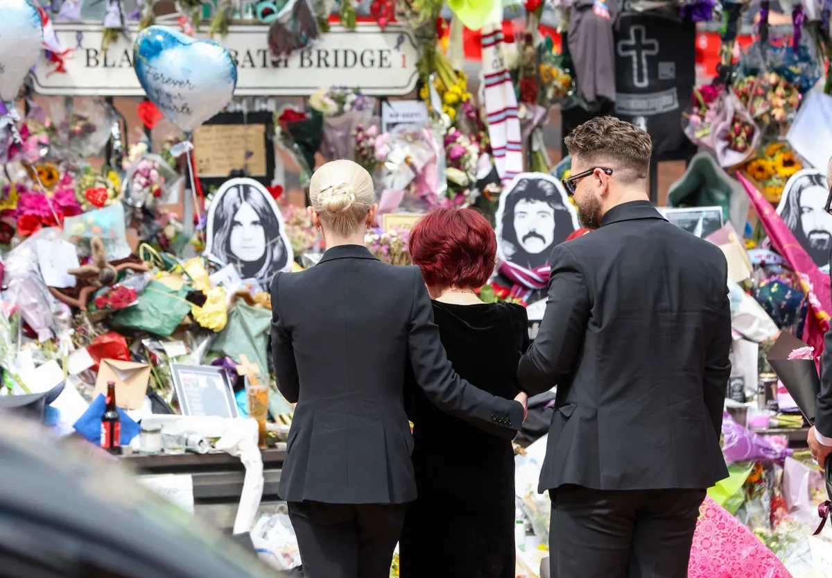Kelly Osbourne és Jack Osbourne végig támogatták az édesanyjukat a búcsúmenet alatt