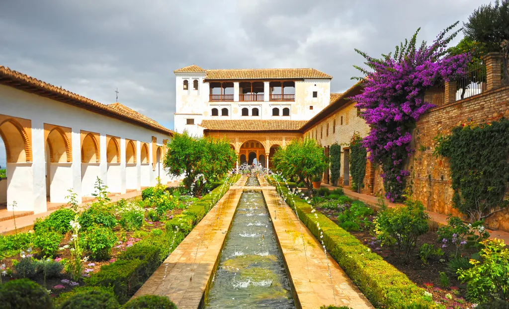 A mór Alhambra kertje, a Generalife, Granadában a víz, az árnyék és az illatok tökéletes koreográfiája – egy kert, ahol a csend is zenél.
