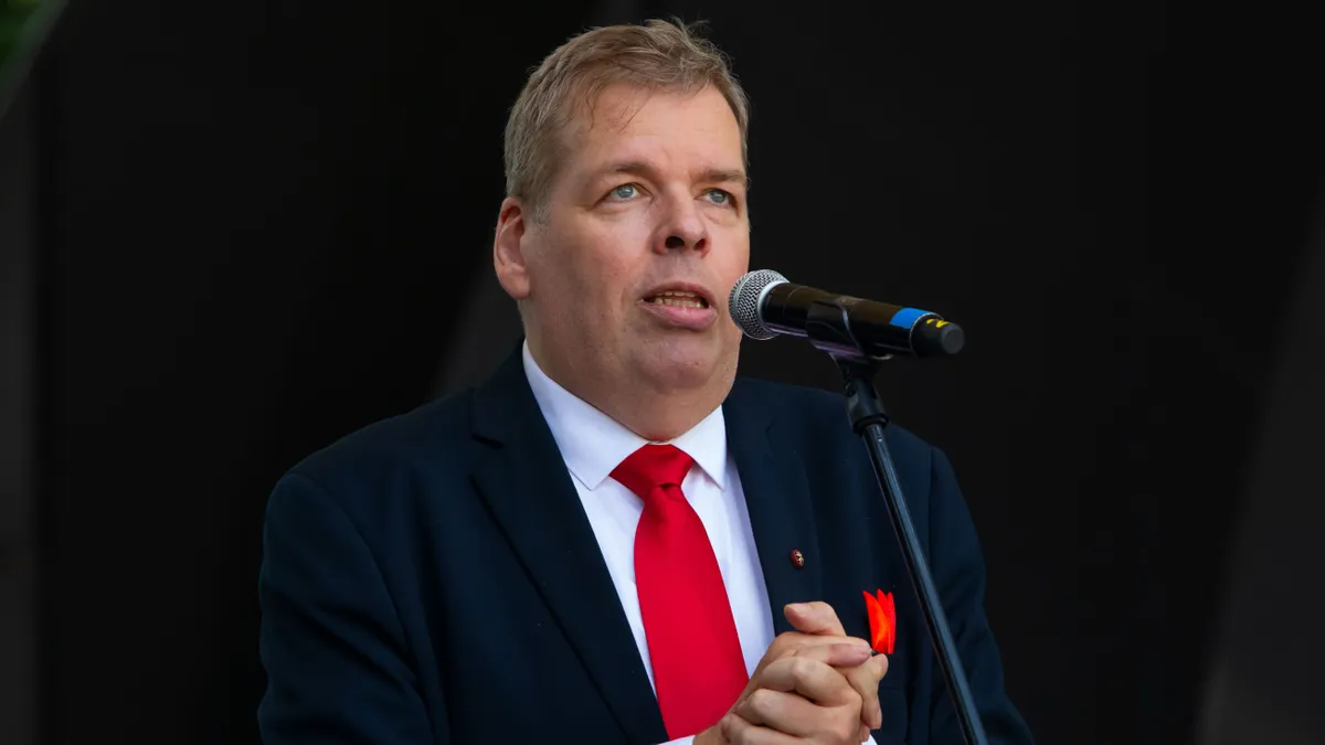 Szemétnek nézhették: eltűnt a rejtélyes ajándék Schmuck Andor sírjáról - Fotó