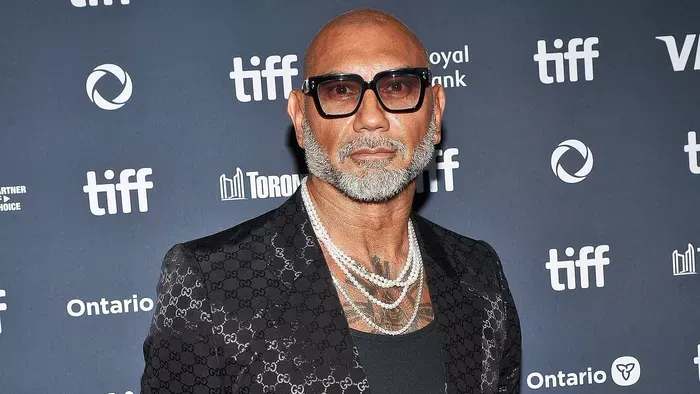 Dave Bautista le akarja fejezni Henry Cavillt