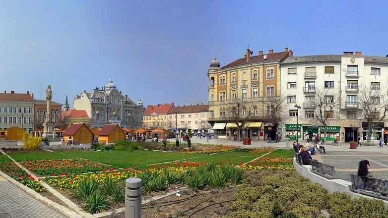 Szombathely, Fő tér, virágos terület, épületek, padok