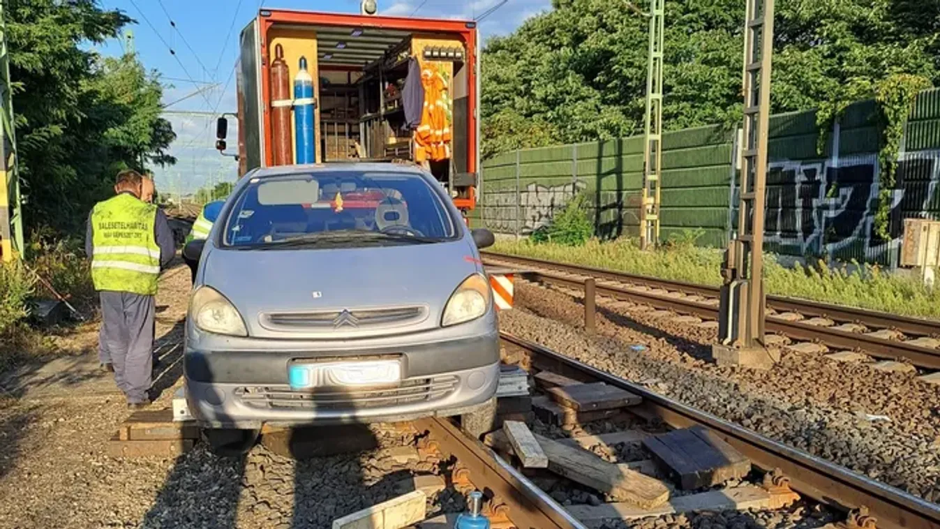 Horror Nagytétényben: vonatsínen parkolt le egy sofőr - Fotó