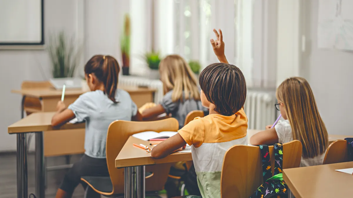 alt=Szeptember elején minden gyermek számára nehézséget jelent újra alkalmazkodni az iskola elvárásaihoz 