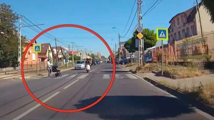 Pillanatokon múlt egy babakocsit toló nő élete