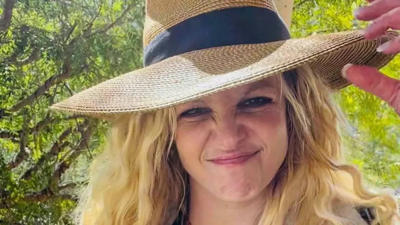 Britney Spears szokásos vonaglása közben mellett villantott