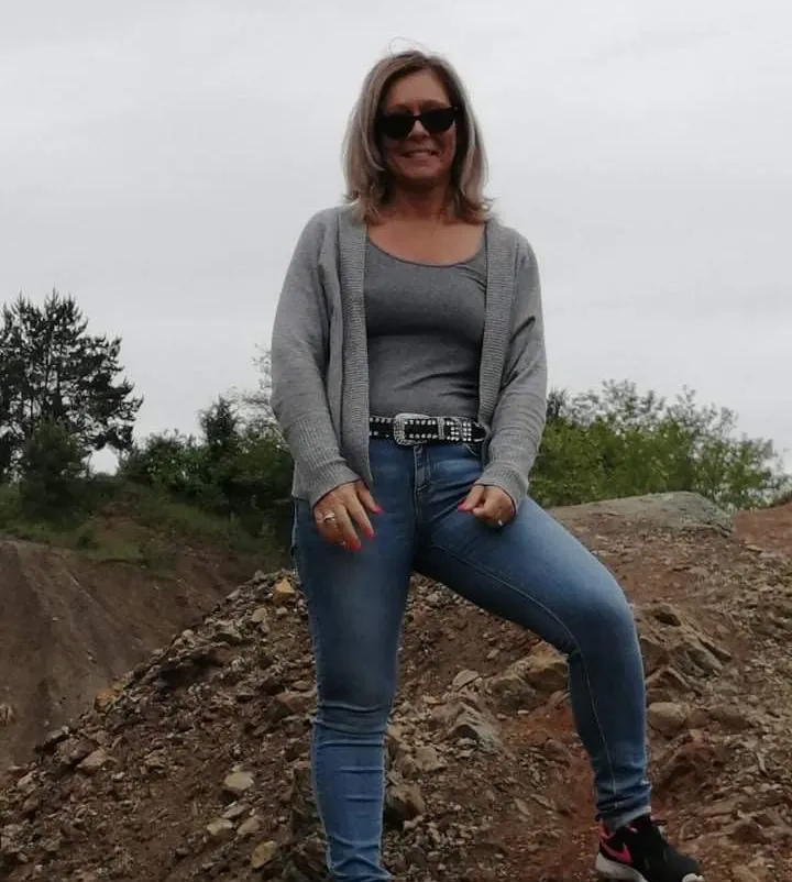 Radványi Andrea fogyás előtt egy sziklán állva