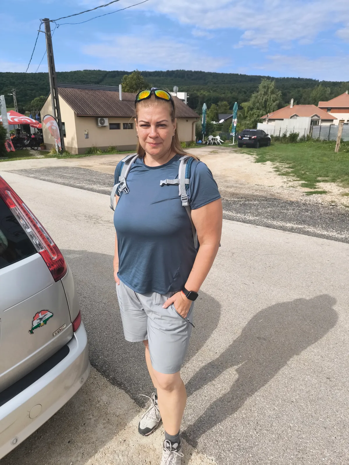 Bíró Niki fogyás után az utcán pólóban és rövidnadrágban