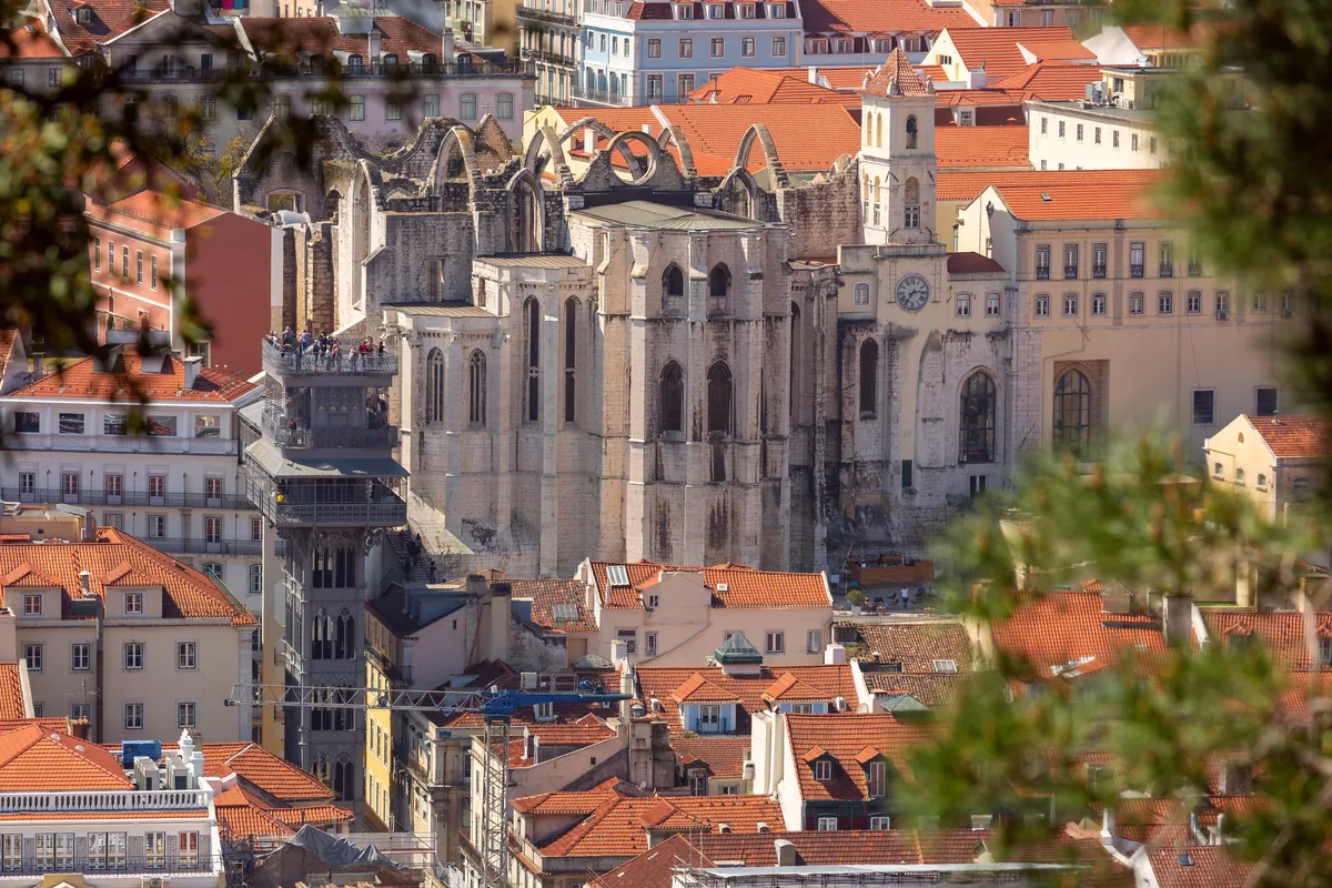 Lisszabon, Carmo kolostor, Elevador de Santa Justa
