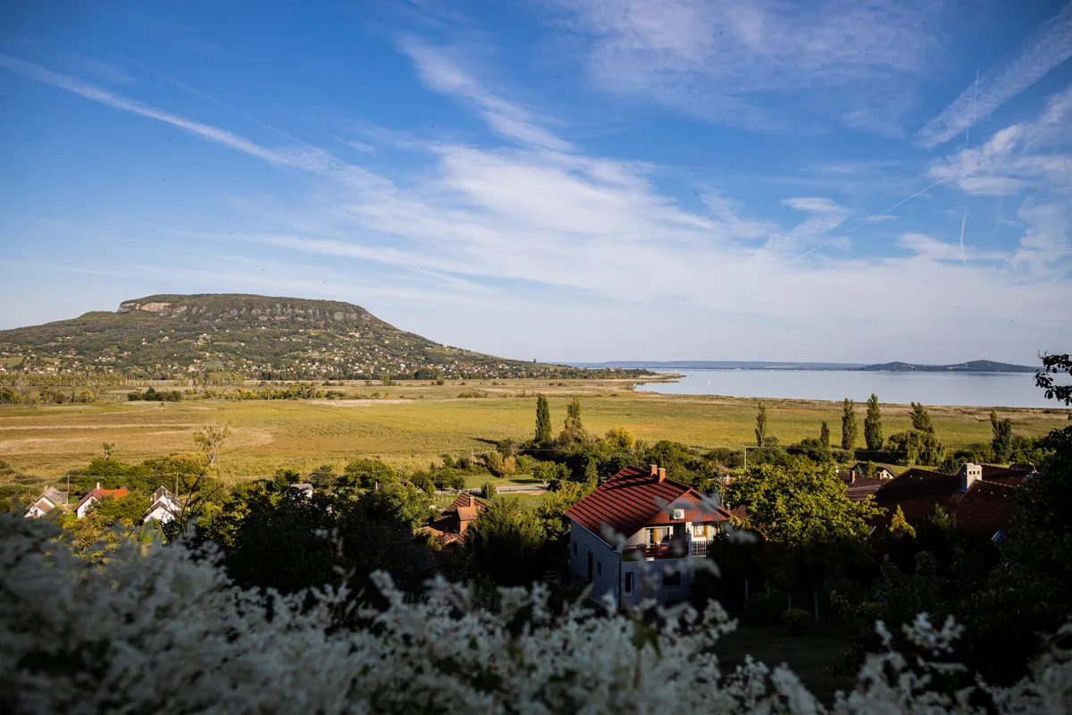 Badacsony és a Balaton látképe Szigligetről