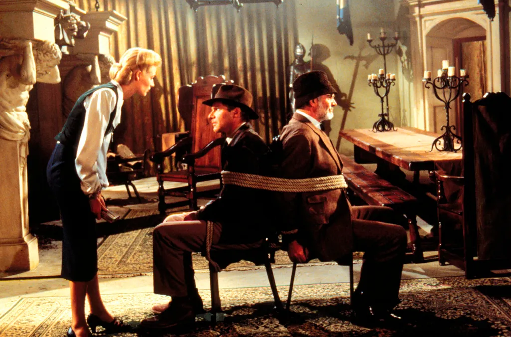 Bevor sich Indiana Jones (HARRISON FORD, M.) auf die Jagd nach dem Heiligen Gral macht, muß er erst noch seinen Vater Henry Jones (SEAN CONNERY, r.) befreien, der von den Nazis entführt wurde.

Szene mit ALISON DOODY (Dr. Elsa Schneider)