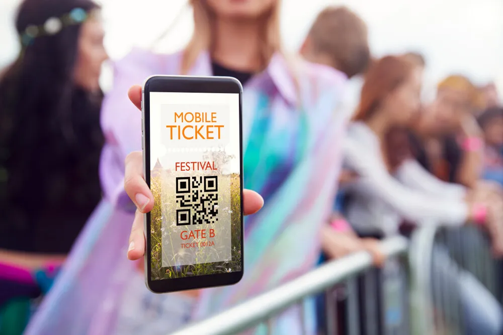 Close,Up,Of,Woman,Holding,Mobile,Ticket,On,Screen,To, koncertjegy, belépő, jegy, QR-kód, fesztivál