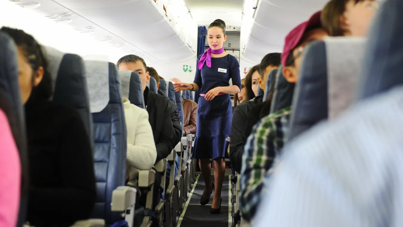 Stewardess egy repülőgép folyosóján, miután bekövetkezett a halál a repülőn