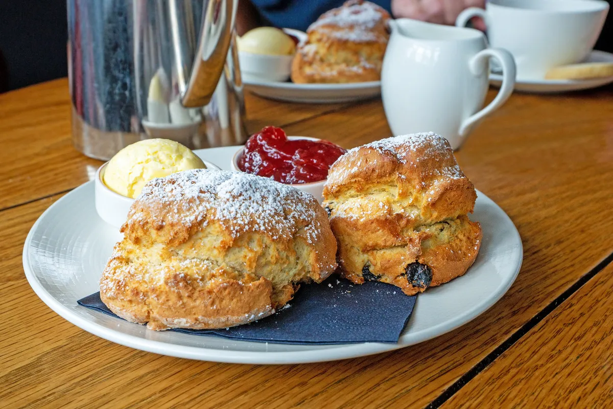 tradicionális angol reggeli scone-nal és teával