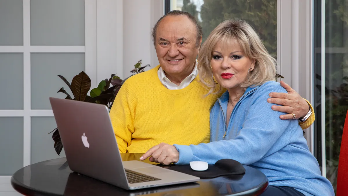 kvíz, Korda György, Balázs Klári, kisasztal, macbook