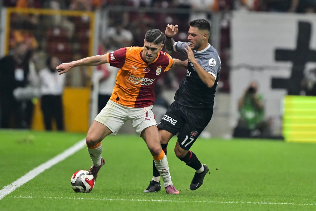 Sallai (balra) nagyon él jobbhátvédként: védekezésben és támadásban is fontos tagja a Galatának