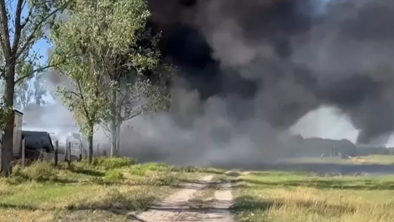 Pokoli tűz Cegléden, 13 jármű lángolt egyszerre: így sikerült megfékezni a lángokat – videó