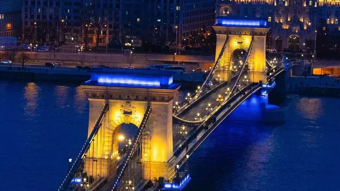 Az ukrán elnök megfenyegeti Magyarországot, erre Karácsony ukrán színekbe öltözteti Budapestet