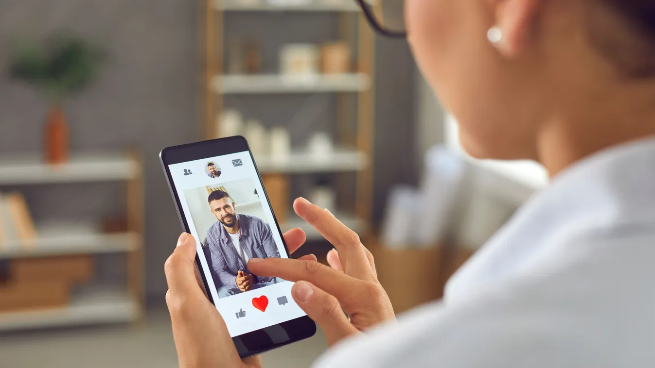 Férfi képet egy tinderező nő mobiltelefonjának képernyőjén