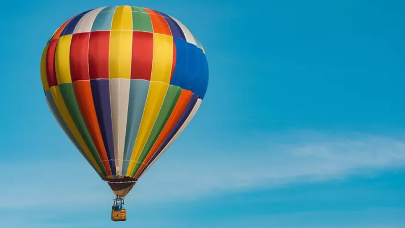Hatalmas robajjal zuhant le egy hőlégballon Debrecenben - Fotó