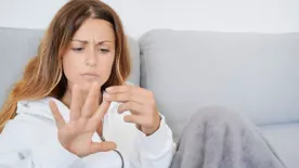 Komoly figyelmeztetést küld a tested, ha ilyen csíkot látsz a körmödön