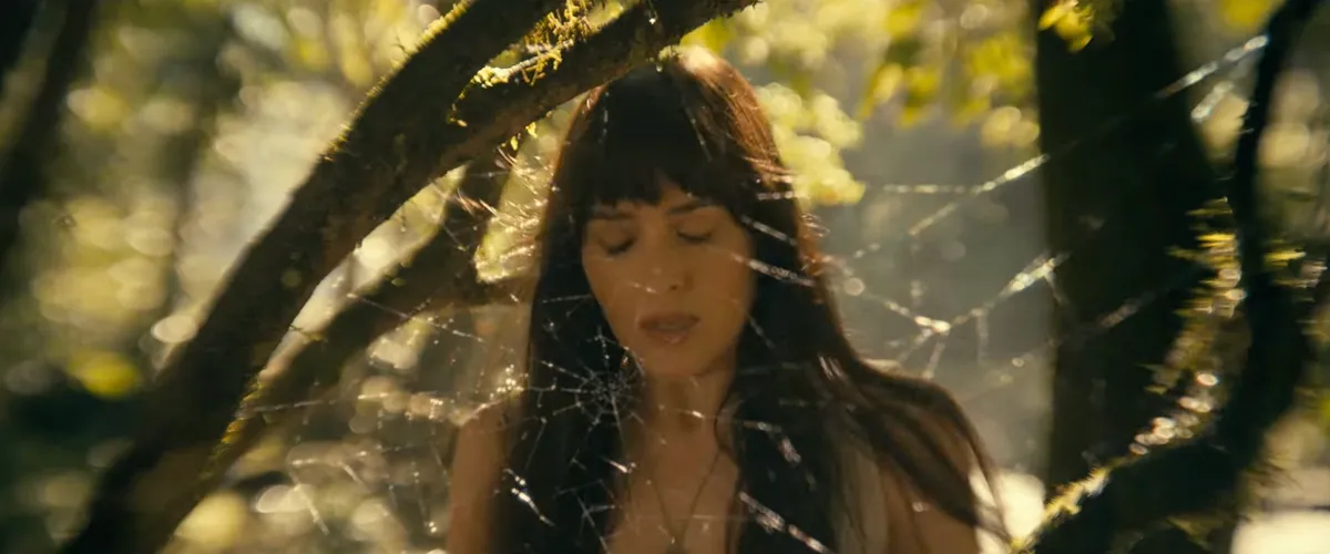 Dakota Johnson, "Madame Web": capture d'écran de la bande-annonce pour le nouveau spin-off de "Spider-Man"