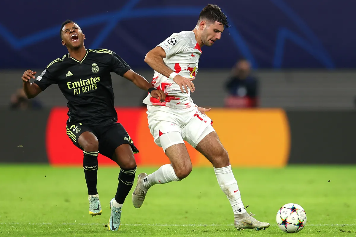 Rodrygo (balra) és Szoboszlai csatája gy korábbi Lipcse-Real BL-meccsen