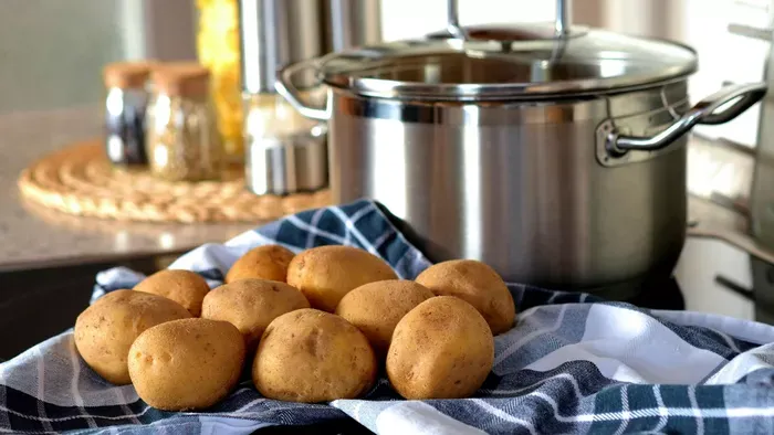 Egy kisfiú túl sok burgonyát evett, ezért kezelésre szorult!