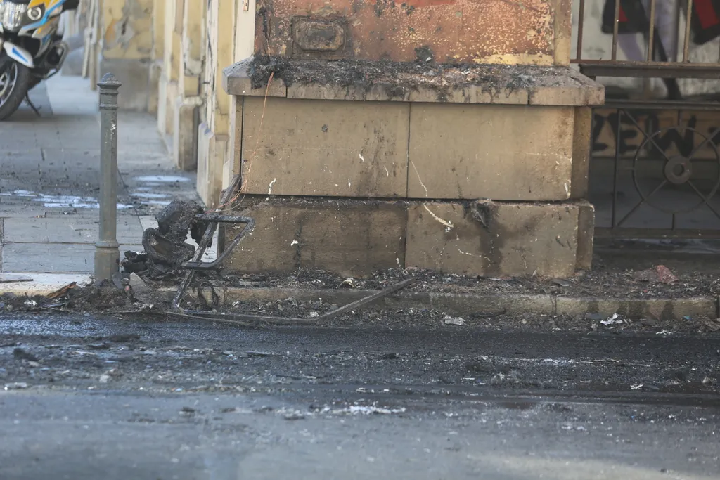 József Nádor tér kigyulladt busz