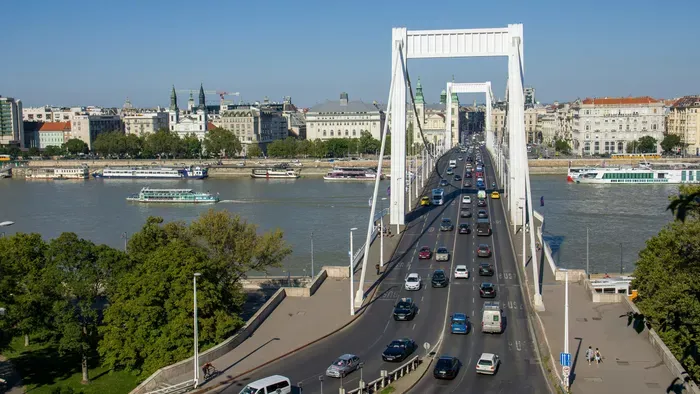 Videón az Erzsébet hídi ámokfutó. Te mit tennél sofőrként?