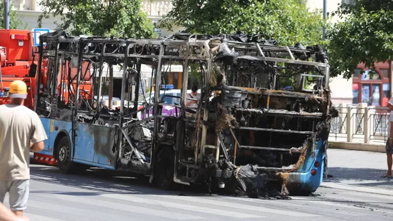 Több ember is utazott azon a buszon, ami hatalmas lángokkal égett az V. kerületben – Galéria