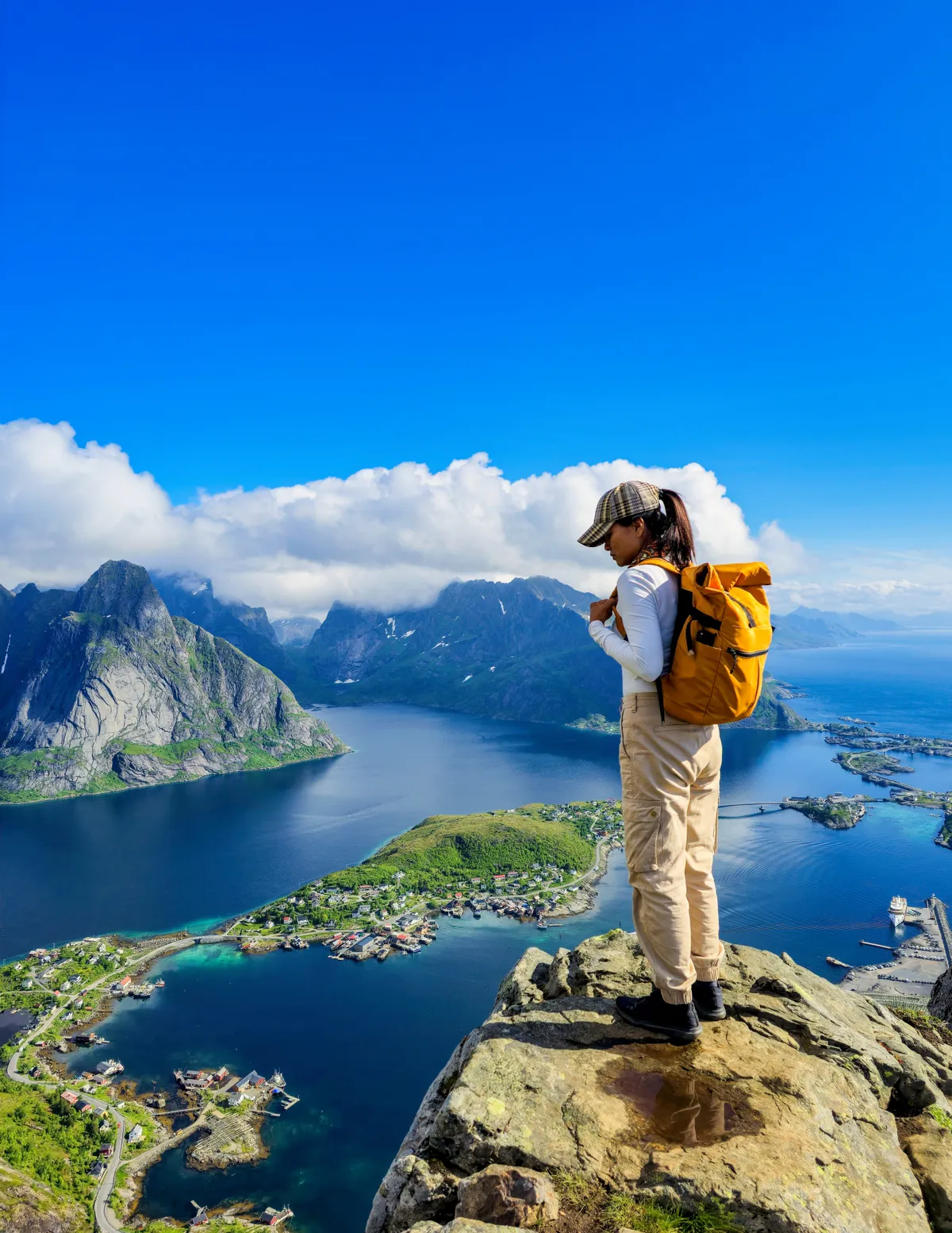 Lofoten, Norvégia, turista magas kilátó ponton, tenger, félszigetek, szigetek