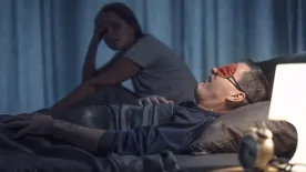 Kibírhatatlanul horkol a párod? Ez az ősi praktika garantáltan segít