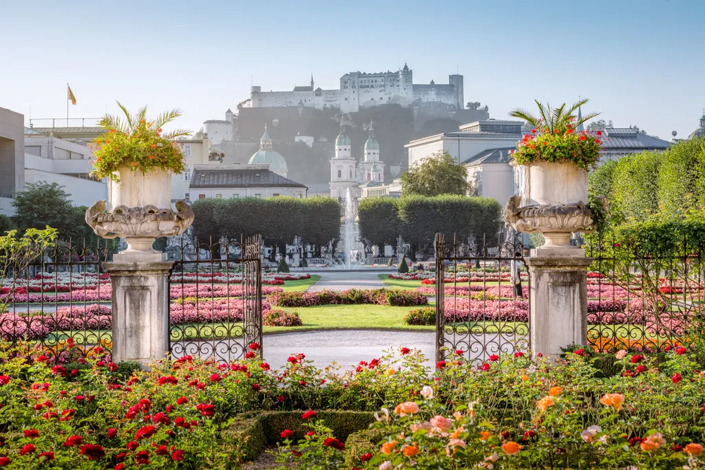 A Mirabell-kert Salzburgban egy klasszikus barokk kert, ahol a geometrikus formákat és a szimmetriát a salzburgi várra nyíló panoráma koronázza meg.