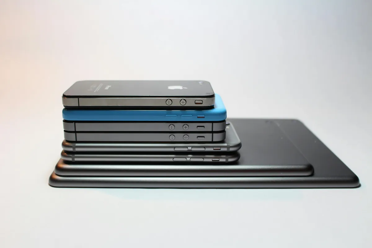 26 Iphone volt a nő testére ragasztva