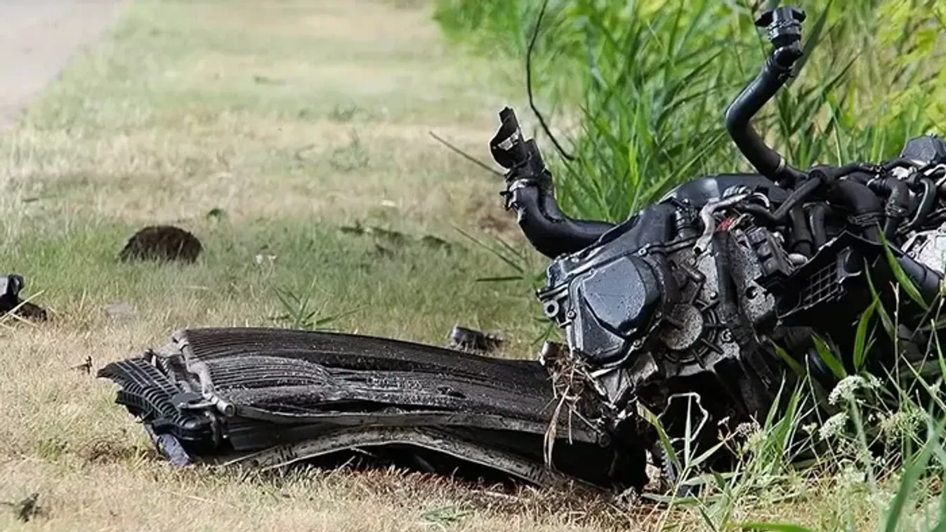 Horrorbaleset Kecskemétnél: kiszakadt a kocsi motorja, a sofőrnek esélye sem volt a túlélésre
