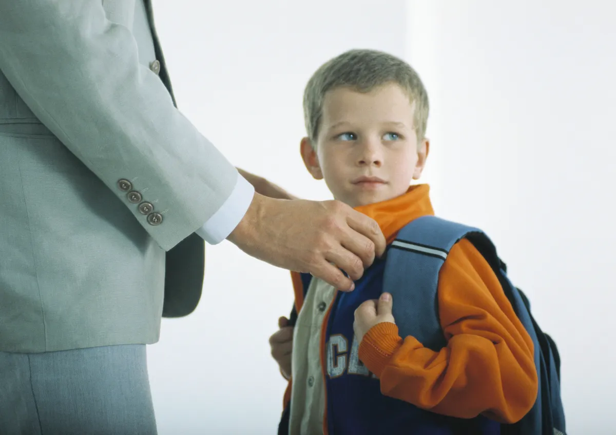 ADHD. iskolakezdés, szülő, apuka, hátizsákos kisfiú