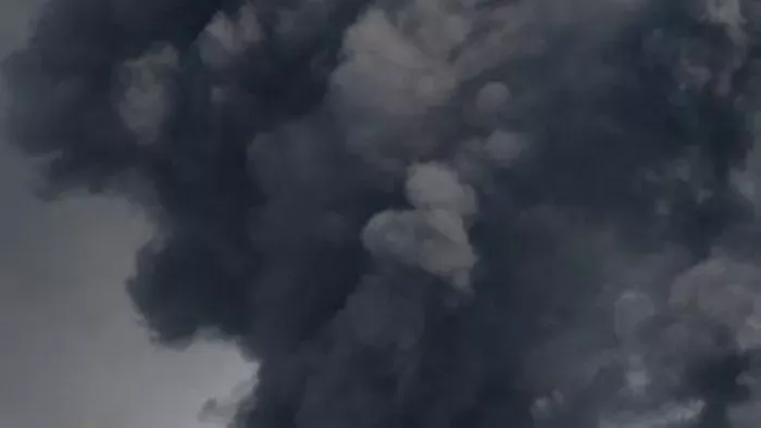 Videón, ahogy fekete füst ömlik az összeütközött repülőkből
