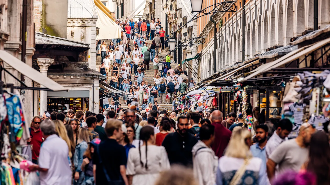 Túlértékelt úti cél, Tömegturizmus egy kisvárosban