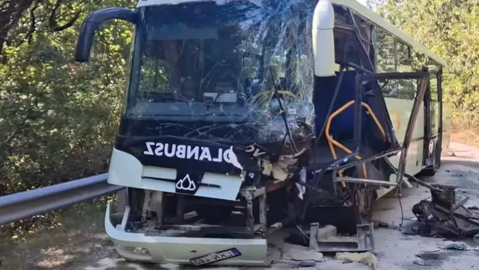 Busz és autó ütközött Mátrafürednél, gyermek is megsérült