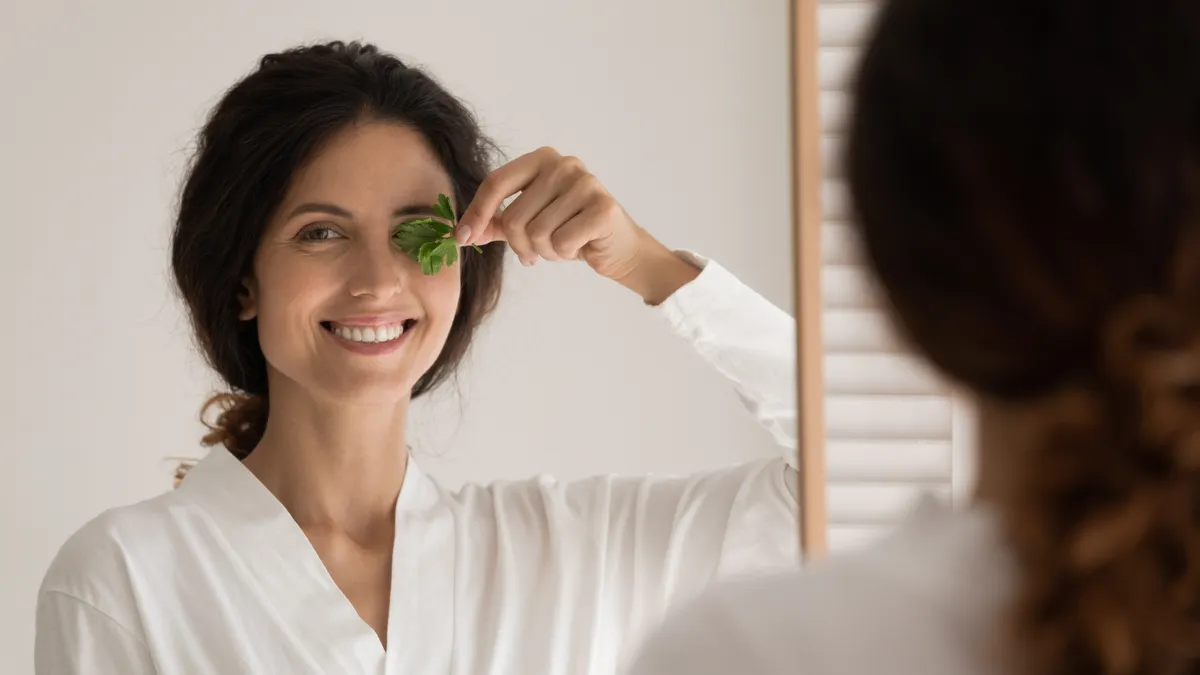 nő, tükör, japán nők, botox, petrezselyem
