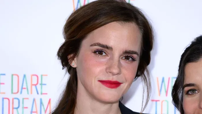 Emma Watson áttetsző csipkeruhában lépett utcára - Fotó
