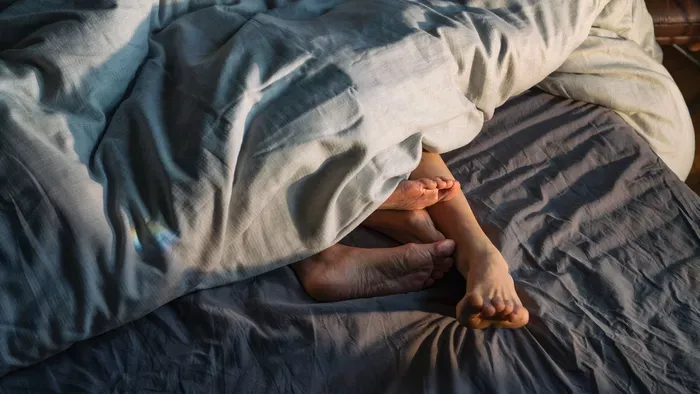 Párja halála után most négy férfival fekszik le a nő