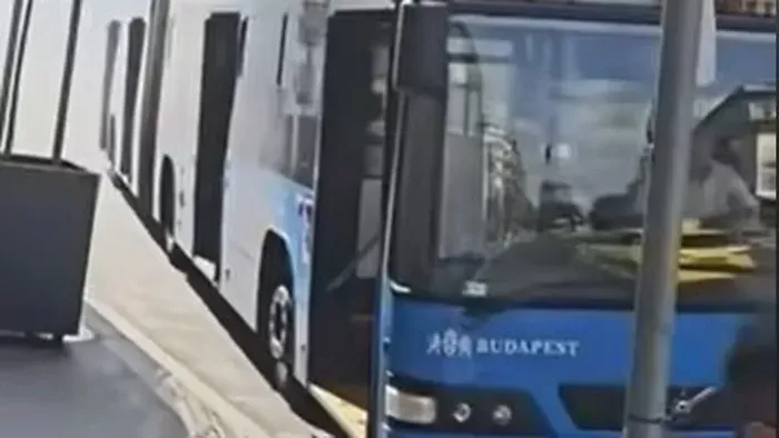 Újabb busz füstölt el Budapesten - videó