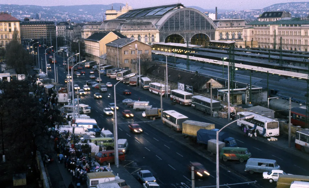 1989, Kerepesi út, KGST piac. Kilátás az Ügetőpálya tornyából a Keleti pályaudvarra és a Baross térre.
