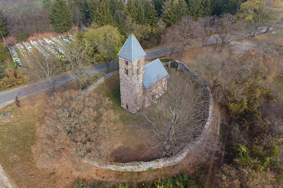 Nagybörzsöny, Szent István-templom, őszi természet