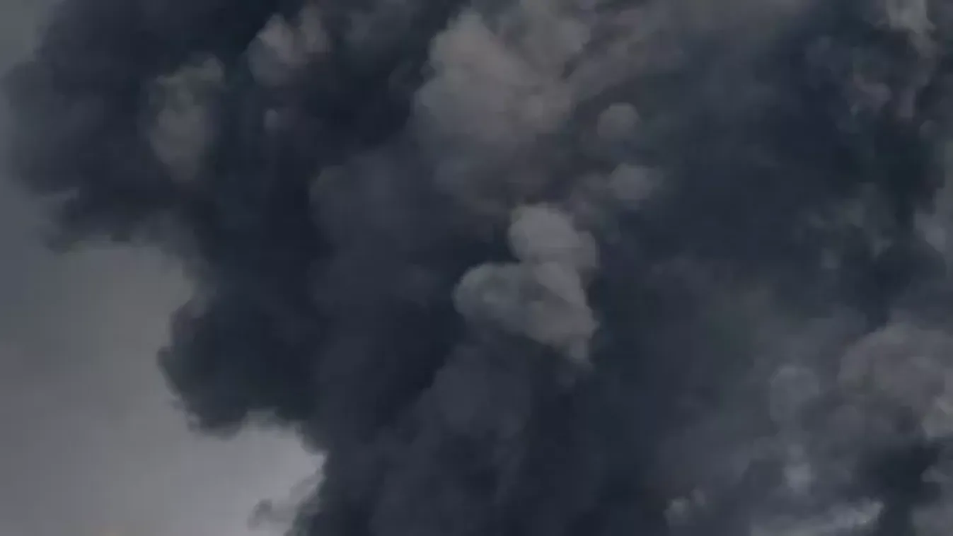 Videón, ahogy fekete füst ömlik a két összeütközött repülőből