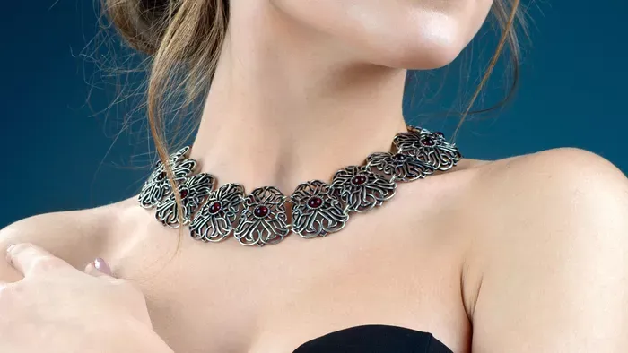 Női elegancia: így válassz nyakláncot a dekoltázsodhoz!
